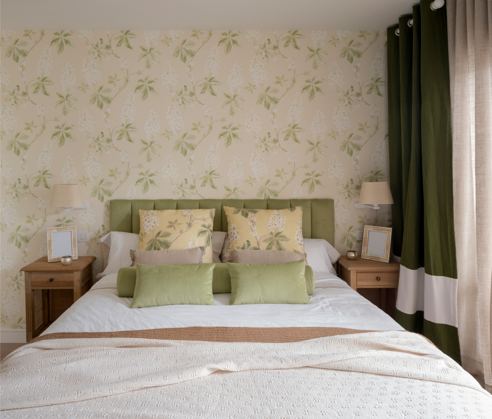 Свежая идея для дизайна: большая хозяйская спальня в стиле неоклассика (современная классика) с зелеными стенами, полом из ламината и зеленым полом без камина - отличное фото интерьера