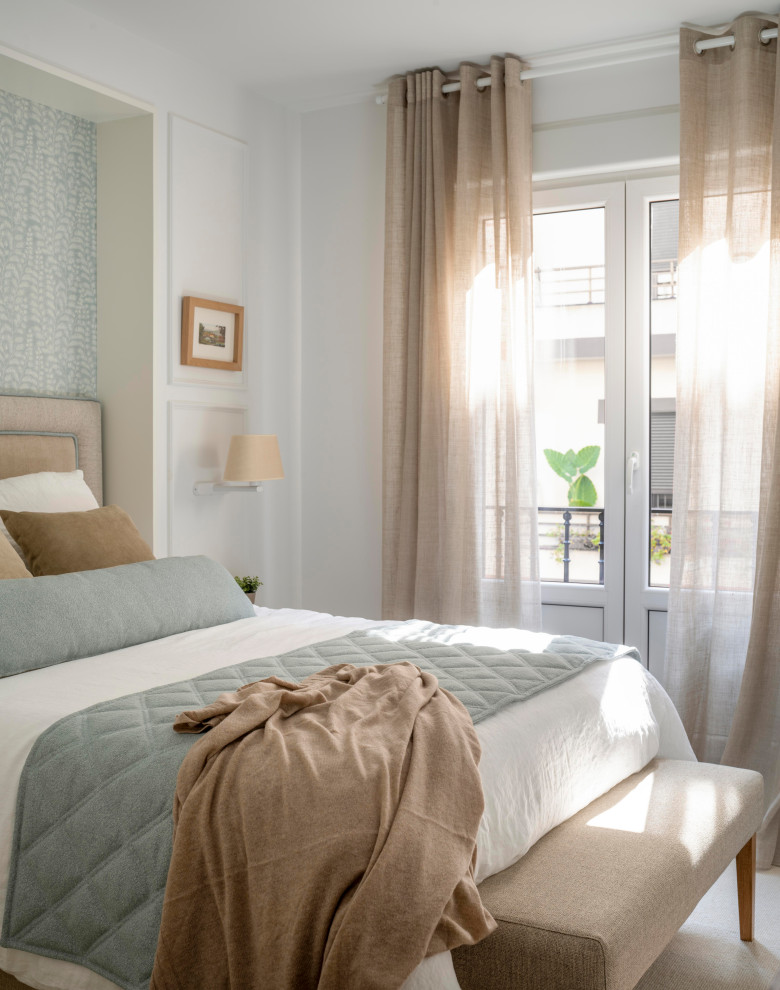 Modelo de dormitorio principal clásico renovado de tamaño medio sin chimenea con paredes azules, suelo laminado y suelo marrón