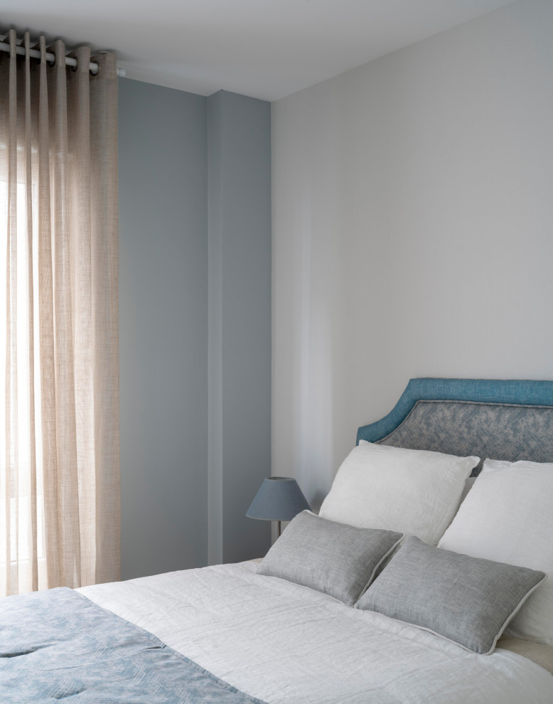 ビルバオにある中くらいなトランジショナルスタイルのおしゃれな客用寝室 (白い壁、ラミネートの床、暖炉なし、茶色い床) のレイアウト