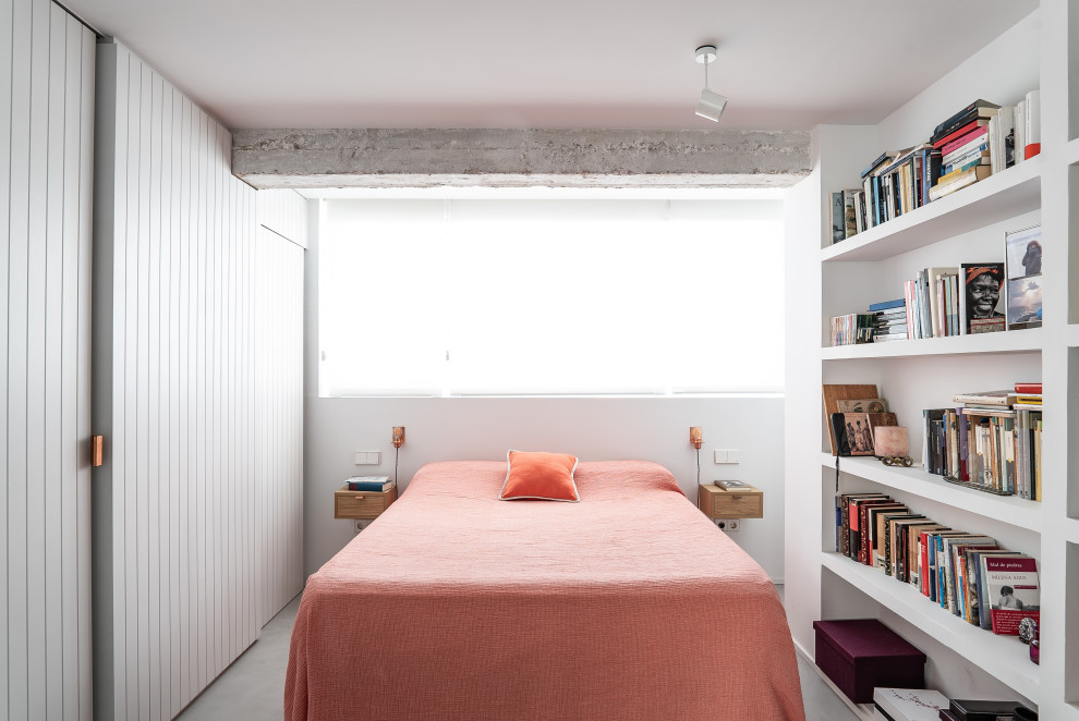 Свежая идея для дизайна: спальня в скандинавском стиле с белыми стенами и серым полом - отличное фото интерьера