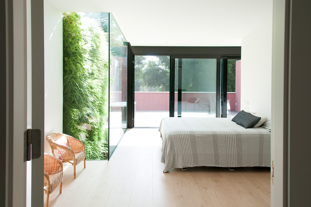 Example of a zen bedroom design in Alicante-Costa Blanca
