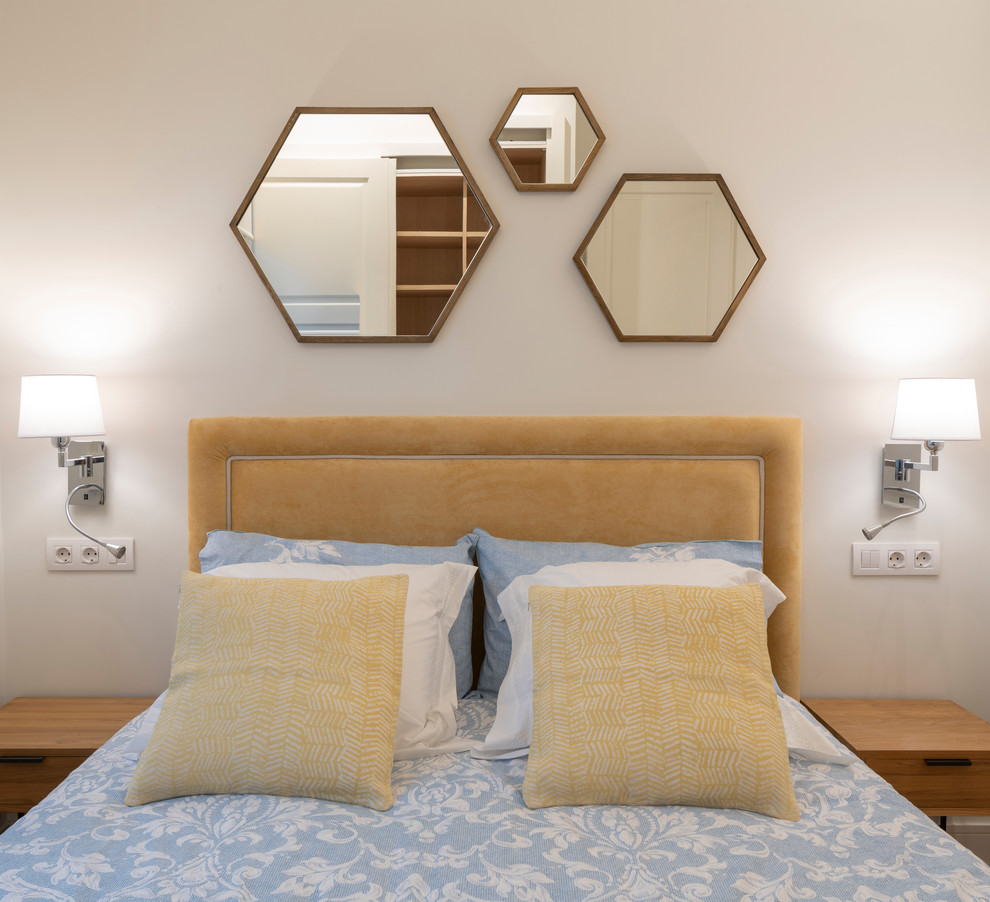 Стильный дизайн: спальня среднего размера в современном стиле с белыми стенами, полом из ламината и коричневым полом без камина - последний тренд