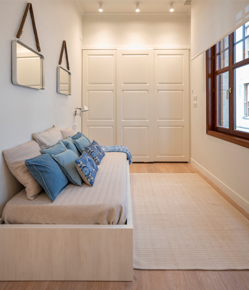 Mittelgroßes Modernes Gästezimmer ohne Kamin mit weißer Wandfarbe, braunem Holzboden und braunem Boden in Bilbao