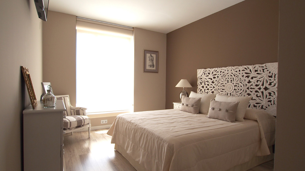 Пример оригинального дизайна: хозяйская спальня среднего размера в современном стиле с коричневыми стенами, полом из ламината и серым полом без камина