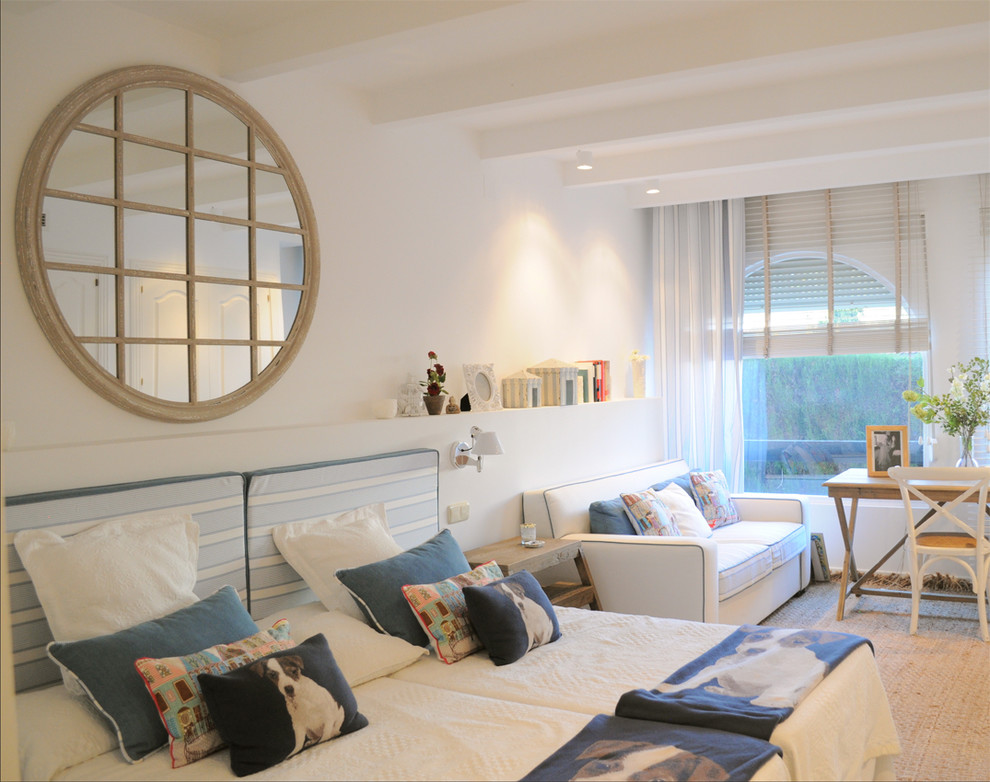Immagine di una camera degli ospiti mediterranea con pareti bianche e nessun camino