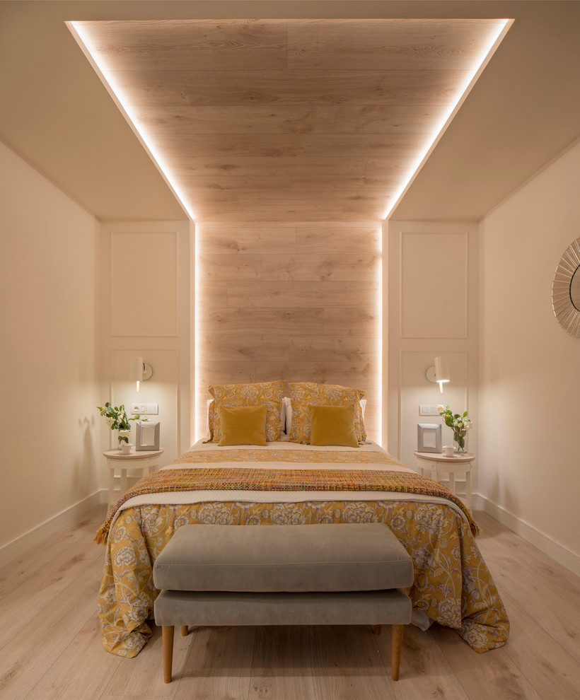 Идея дизайна: большая хозяйская спальня в стиле неоклассика (современная классика) с бежевыми стенами, полом из ламината и бежевым полом без камина