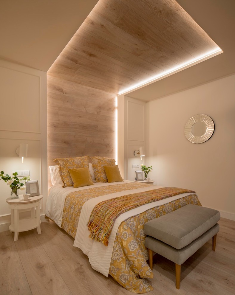 ビルバオにある広いコンテンポラリースタイルのおしゃれな主寝室 (ベージュの壁、ラミネートの床、暖炉なし、ベージュの床)