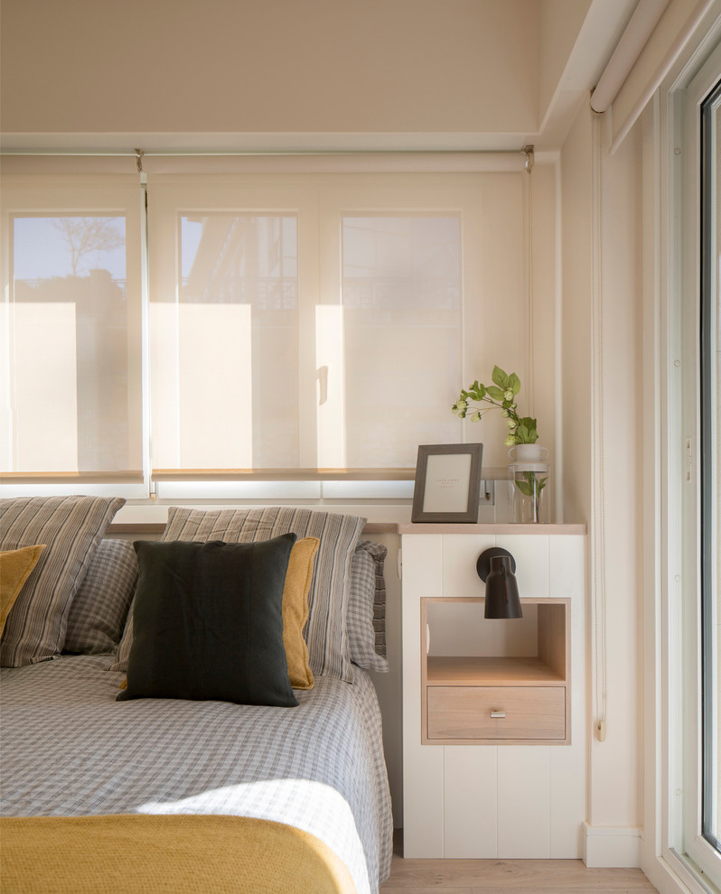 Свежая идея для дизайна: гостевая спальня среднего размера, (комната для гостей) в стиле неоклассика (современная классика) с бежевыми стенами, полом из ламината и бежевым полом без камина - отличное фото интерьера