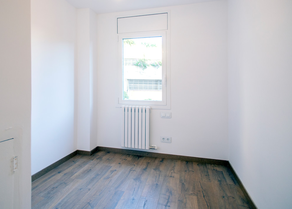 Idée de décoration pour une chambre d'amis design de taille moyenne avec un mur blanc, parquet foncé, aucune cheminée et un sol marron.