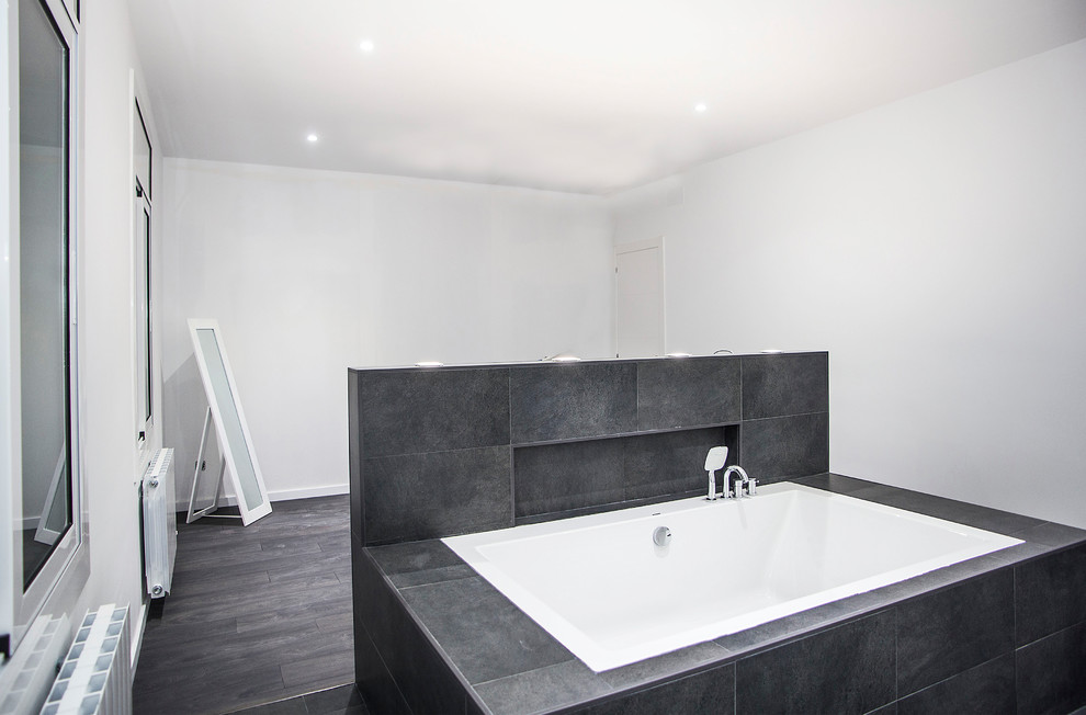 Foto de cuarto de baño minimalista grande con paredes blancas, suelo de madera oscura y suelo gris