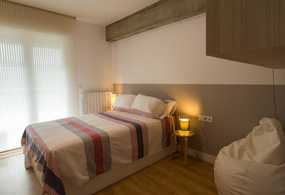 Diseño de dormitorio principal contemporáneo de tamaño medio sin chimenea con paredes blancas y suelo de madera en tonos medios