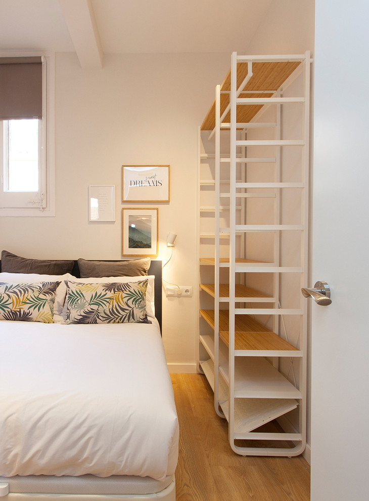 Diseño de dormitorio principal minimalista pequeño con paredes grises y suelo de madera en tonos medios