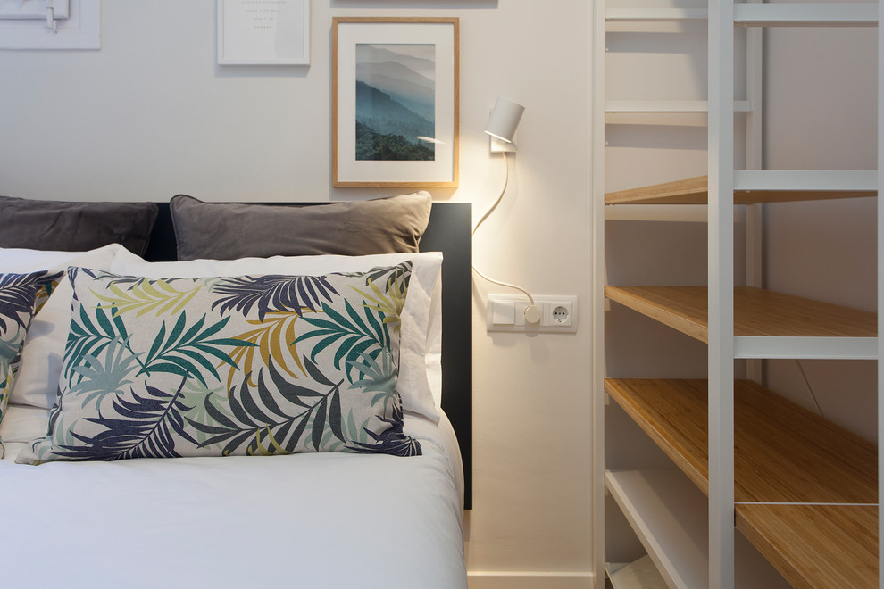Ejemplo de dormitorio principal moderno de tamaño medio con paredes grises, suelo de madera en tonos medios y suelo marrón