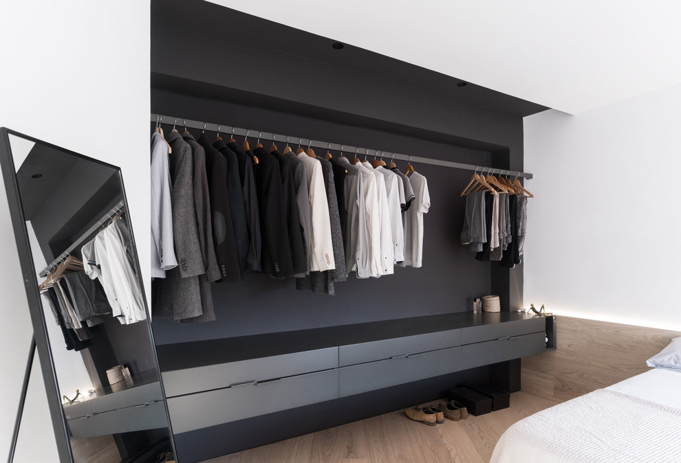 Идея дизайна: большая хозяйская спальня в скандинавском стиле с черными стенами, паркетным полом среднего тона и коричневым полом