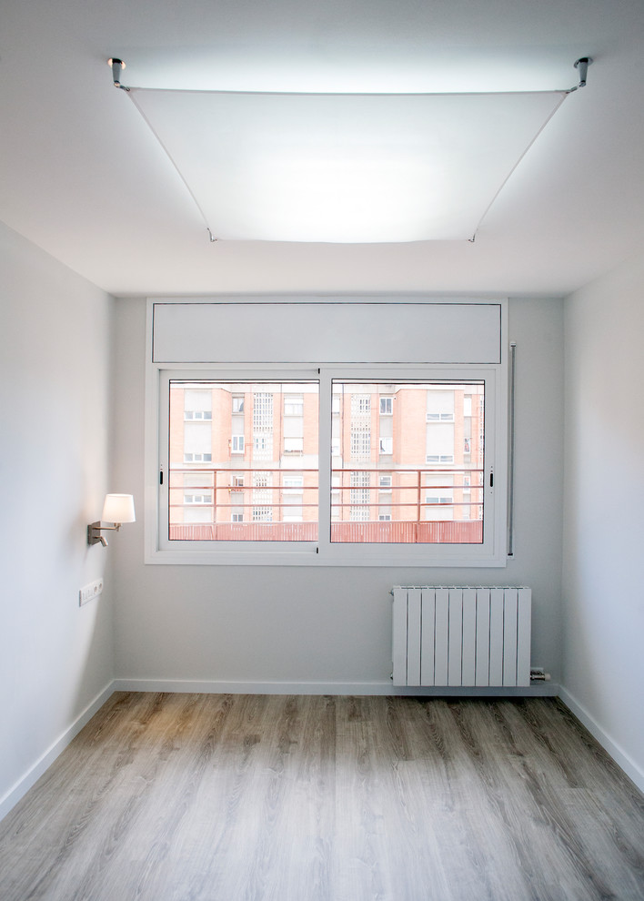 Foto de dormitorio principal minimalista de tamaño medio sin chimenea con paredes beige, suelo de madera oscura y suelo marrón