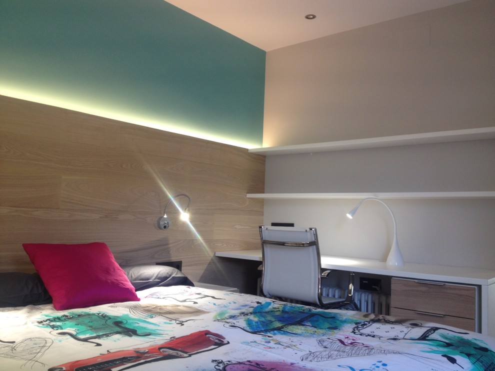 Ejemplo de dormitorio principal actual de tamaño medio con paredes multicolor