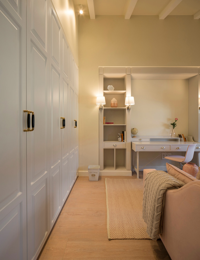 Стильный дизайн: большая спальня в стиле неоклассика (современная классика) с бежевыми стенами, полом из ламината и коричневым полом - последний тренд