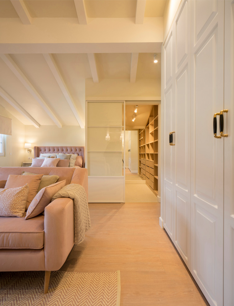 Großes Klassisches Schlafzimmer im Loft-Style mit beiger Wandfarbe, Laminat und braunem Boden in Bilbao