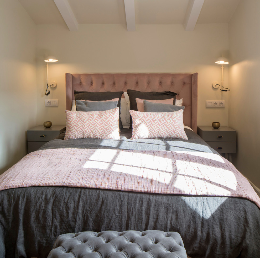 Imagen de dormitorio clásico renovado grande con paredes beige, suelo laminado y suelo rosa