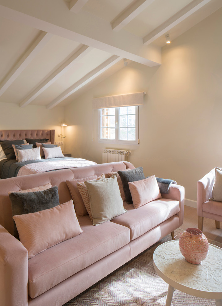 Стильный дизайн: большая спальня в стиле шебби-шик с бежевыми стенами, полом из ламината и розовым полом - последний тренд