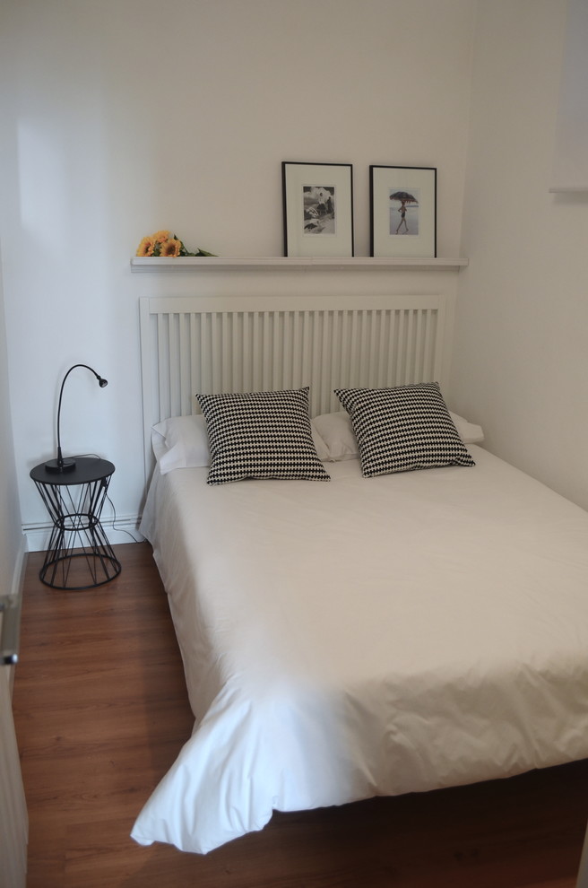 マドリードにある小さな地中海スタイルのおしゃれな主寝室 (白い壁、濃色無垢フローリング、暖炉なし) のインテリア