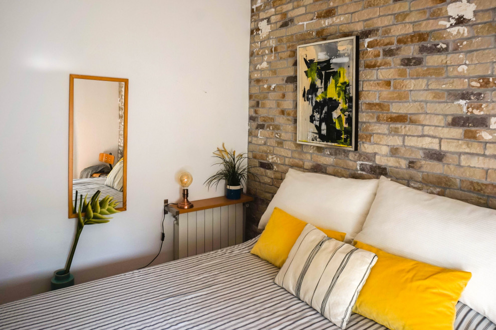 Réalisation d'une chambre parentale nordique de taille moyenne avec un mur blanc, un sol en bois brun et un sol beige.