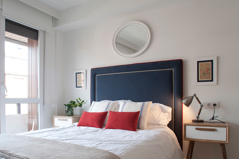 ビルバオにある広いビーチスタイルのおしゃれな客用寝室 (無垢フローリング、茶色い床、白い壁) のレイアウト