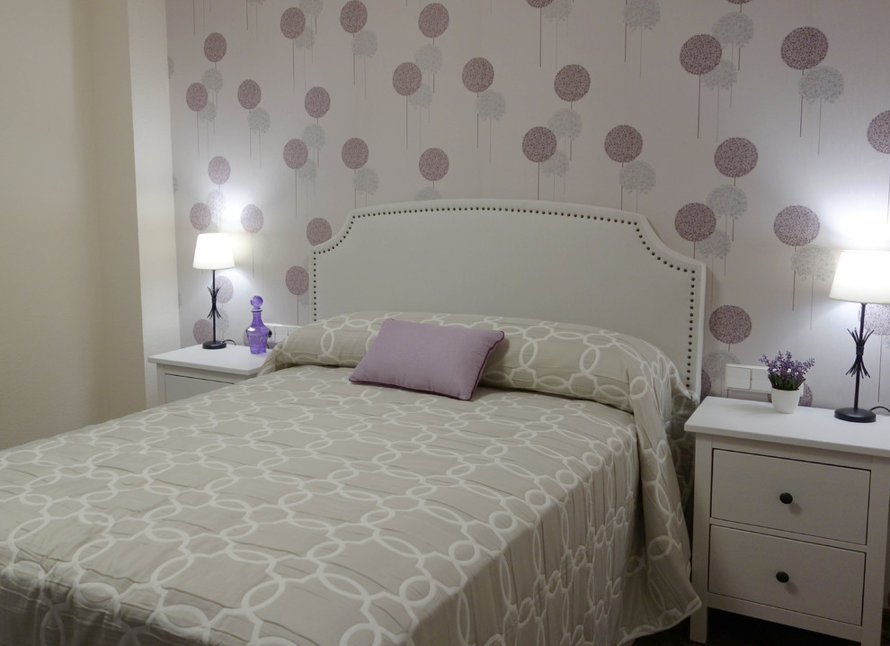 Imagen de dormitorio principal clásico renovado de tamaño medio sin chimenea con paredes multicolor