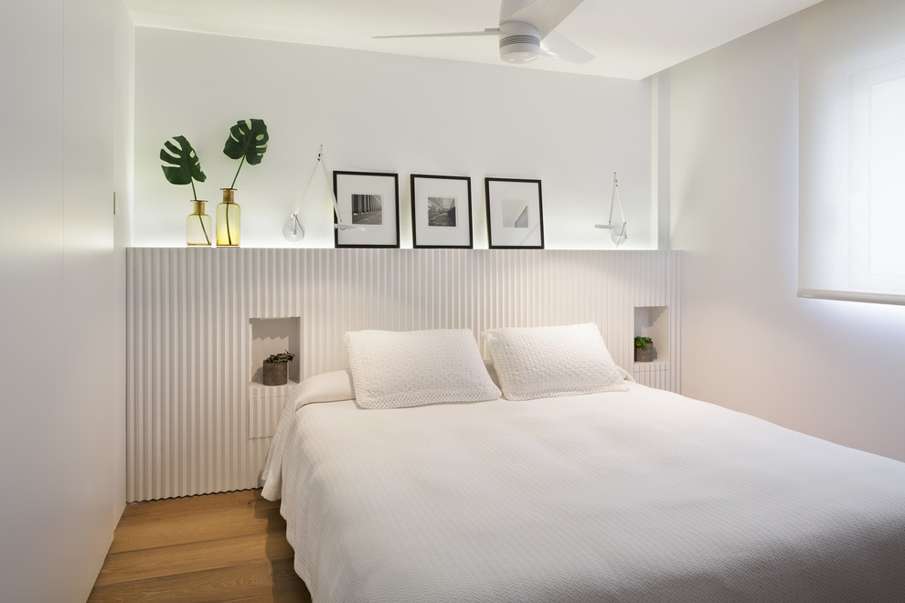 Diseño de habitación de invitados marinera con paredes blancas, suelo de madera en tonos medios y suelo beige
