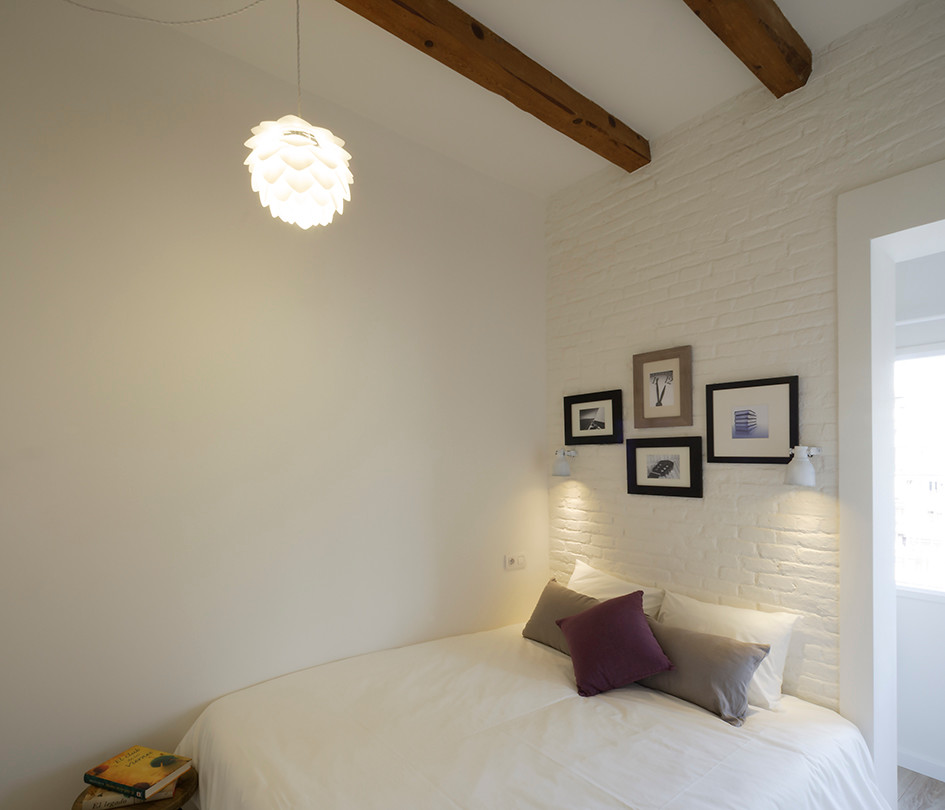 バルセロナにある小さな北欧スタイルのおしゃれな主寝室 (白い壁、淡色無垢フローリング、暖炉なし、ベージュの床) のインテリア