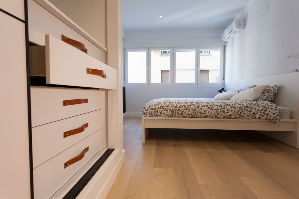 Свежая идея для дизайна: спальня в скандинавском стиле - отличное фото интерьера