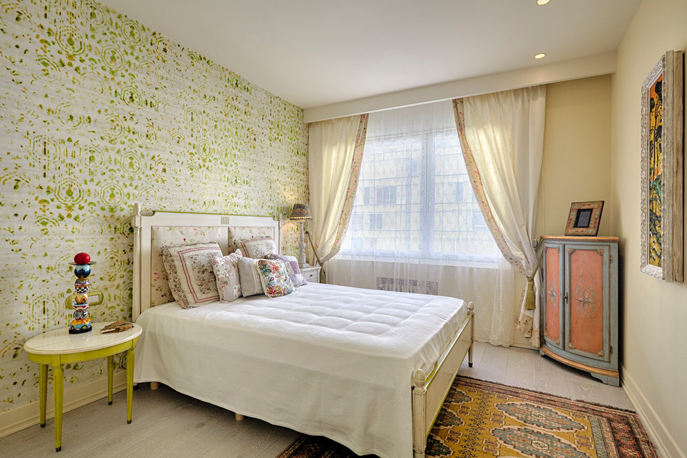 Exemple d'une chambre éclectique avec un mur beige, parquet clair et un sol beige.