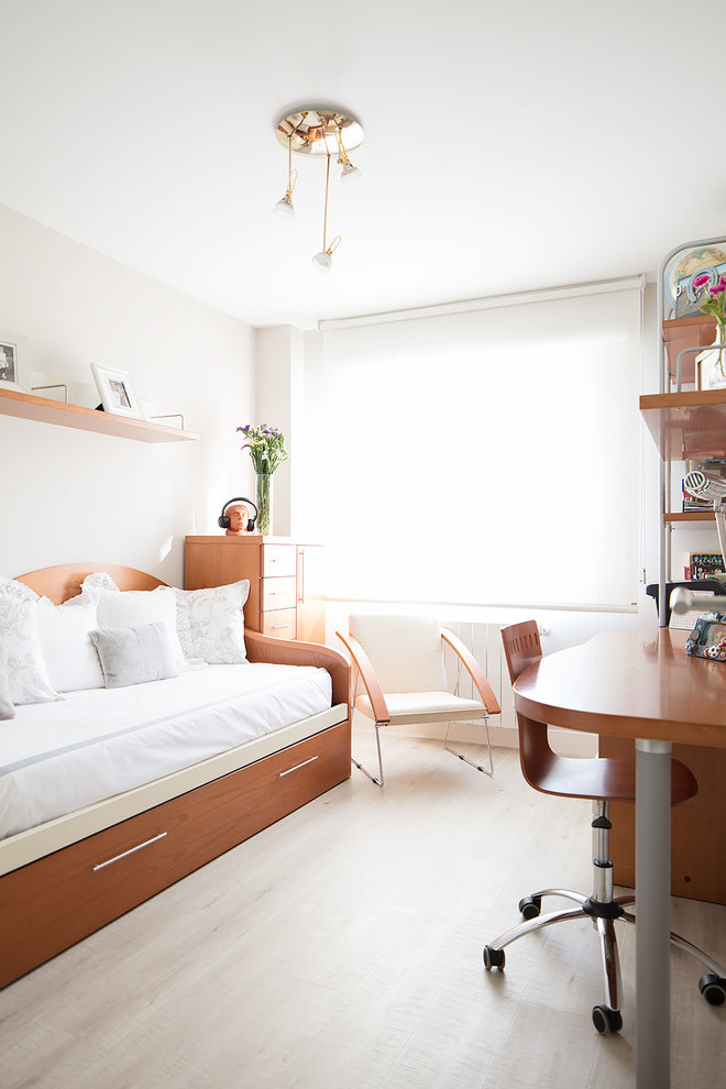 Immagine di una camera da letto design con pareti bianche