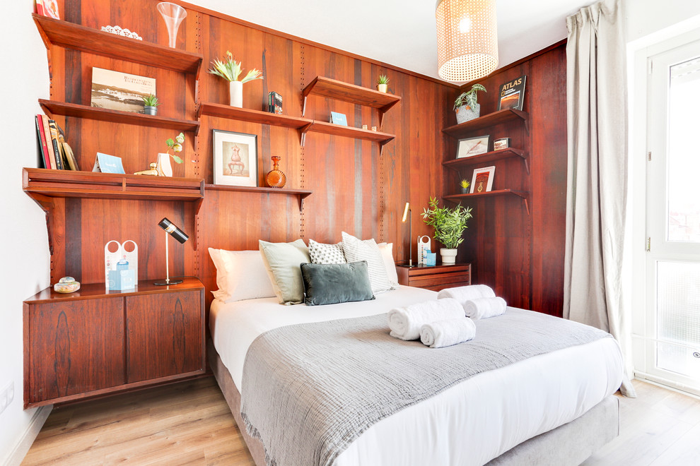 バルセロナにあるコンテンポラリースタイルのおしゃれな寝室 (淡色無垢フローリング、茶色い床) のレイアウト