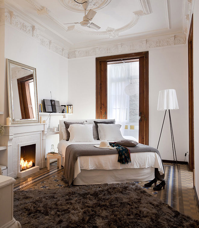 Пример оригинального дизайна: большая хозяйская спальня в классическом стиле с белыми стенами, полом из керамической плитки и разноцветным полом
