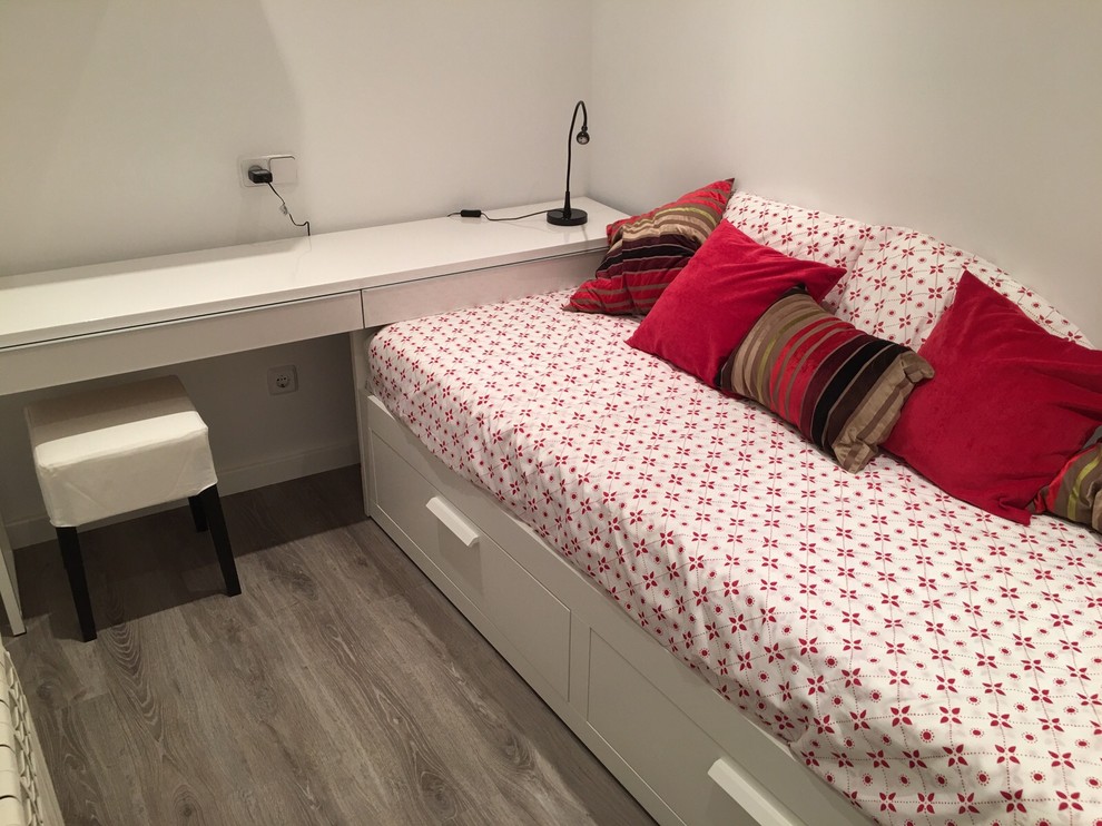 他の地域にある小さな北欧スタイルのおしゃれな客用寝室 (白い壁、暖炉なし、濃色無垢フローリング)