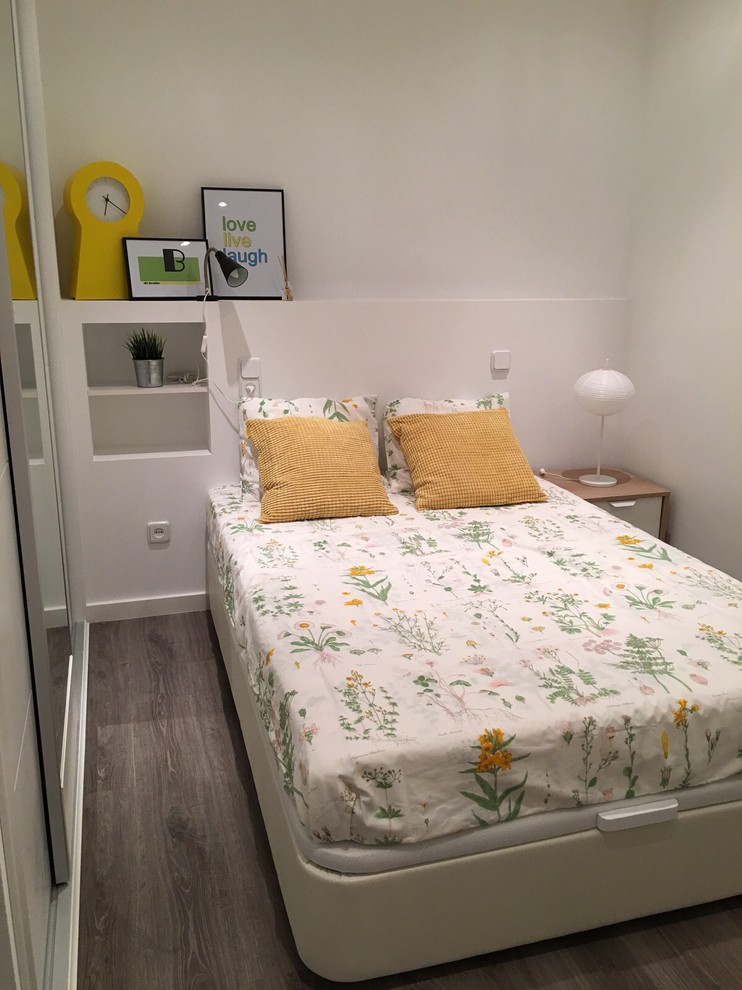 Imagen de dormitorio principal nórdico pequeño sin chimenea con paredes blancas y suelo de madera pintada