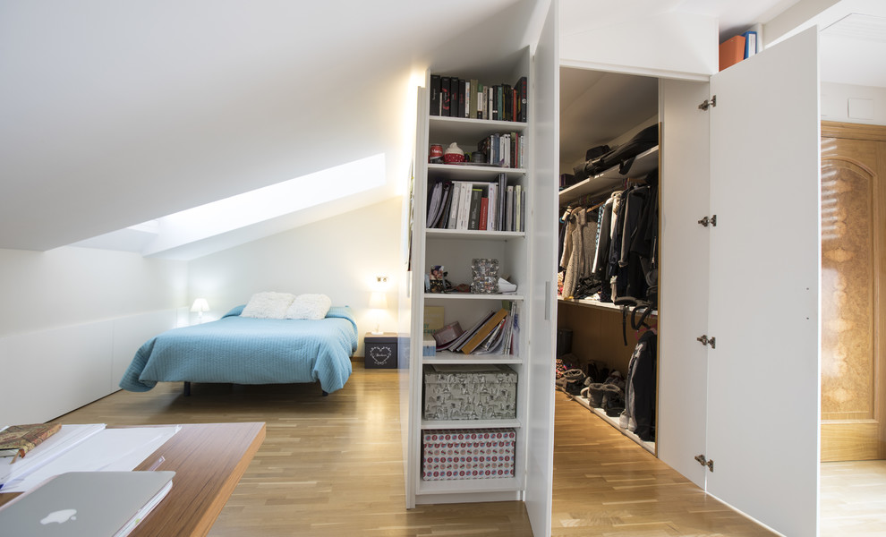 Mittelgroßes Modernes Hauptschlafzimmer ohne Kamin mit weißer Wandfarbe und braunem Holzboden in Sonstige