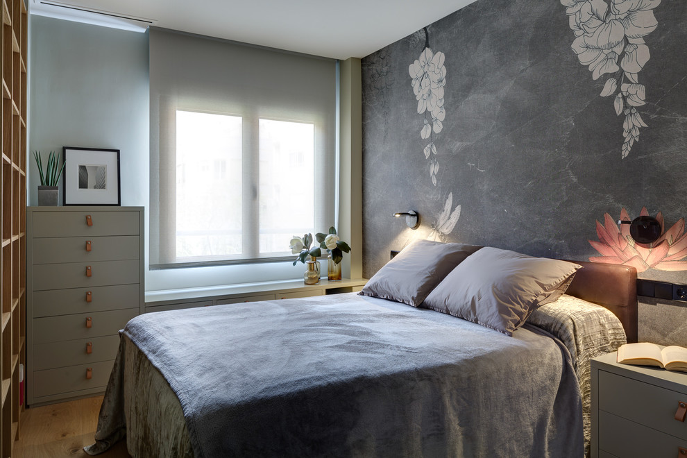 Источник вдохновения для домашнего уюта: гостевая спальня (комната для гостей) в современном стиле с серыми стенами, светлым паркетным полом и бежевым полом