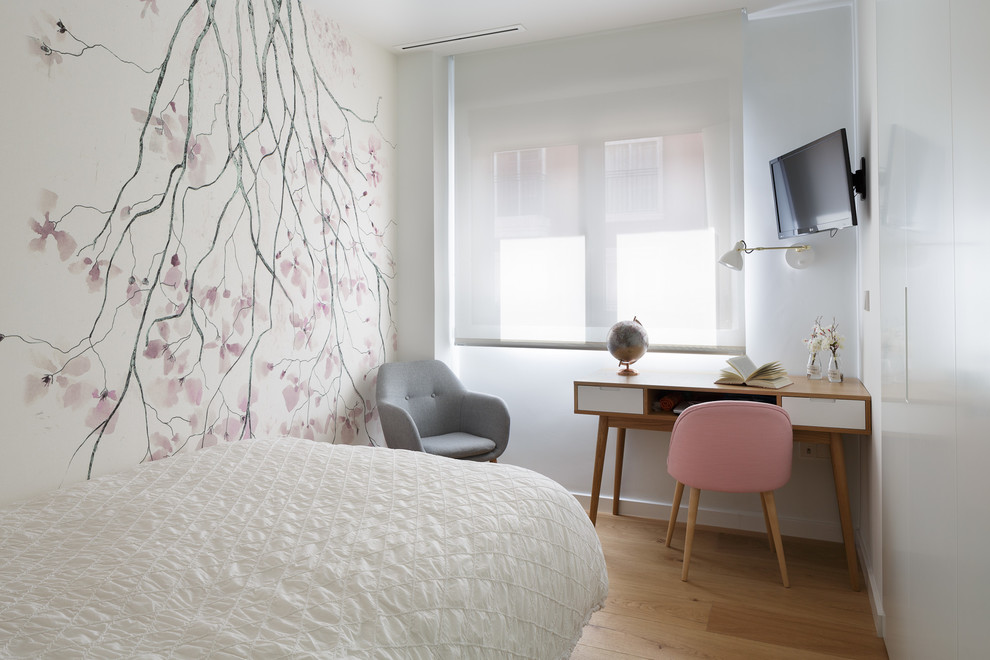 Foto de habitación de invitados contemporánea con paredes blancas, suelo de madera clara y suelo beige