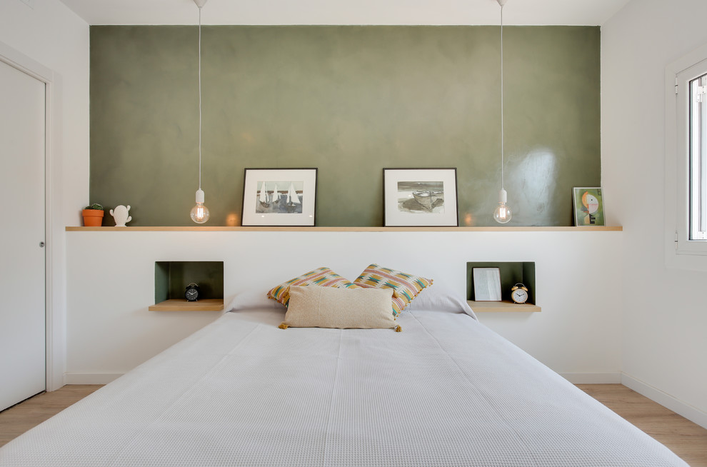 Modernes Schlafzimmer mit grüner Wandfarbe, hellem Holzboden und beigem Boden in Barcelona