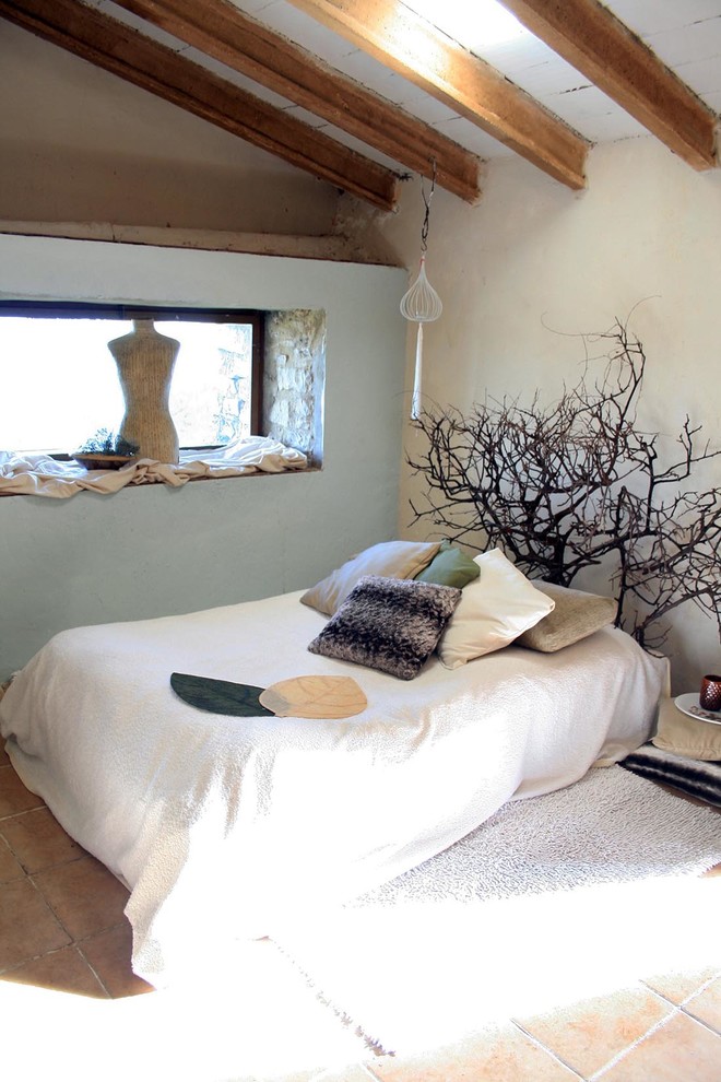 Kleines Landhausstil Schlafzimmer mit beiger Wandfarbe, Porzellan-Bodenfliesen, Kamin, Kaminumrandung aus Backstein und beigem Boden in Valencia