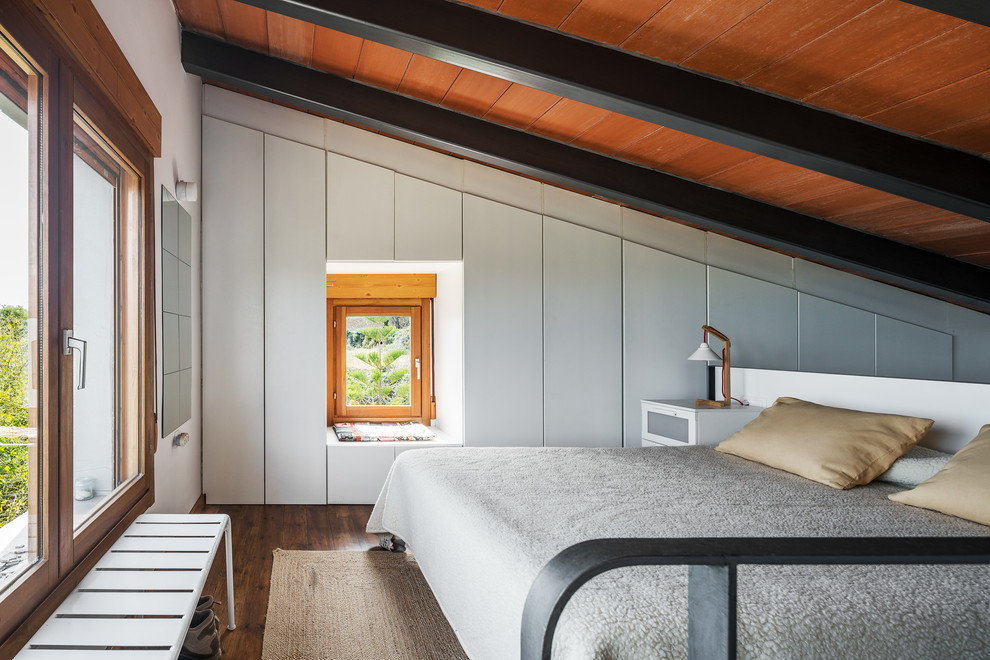 Bedroom - contemporary medium tone wood floor and brown floor bedroom idea in Valencia with gray walls