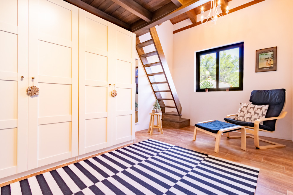 На фото: хозяйская спальня в стиле рустика с белыми стенами, полом из керамической плитки и деревянным потолком с