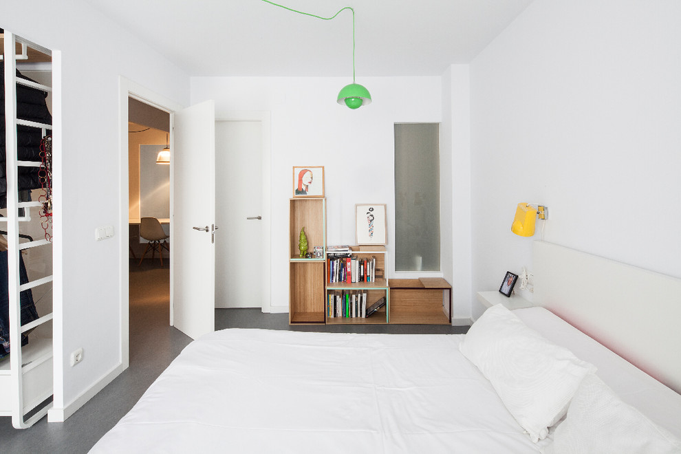 Inspiration för minimalistiska huvudsovrum, med vita väggar och grått golv