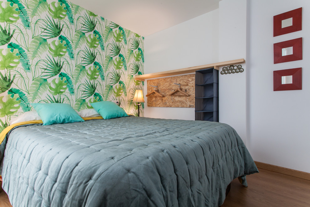 Ejemplo de dormitorio principal exótico de tamaño medio sin chimenea con suelo de madera en tonos medios y paredes multicolor
