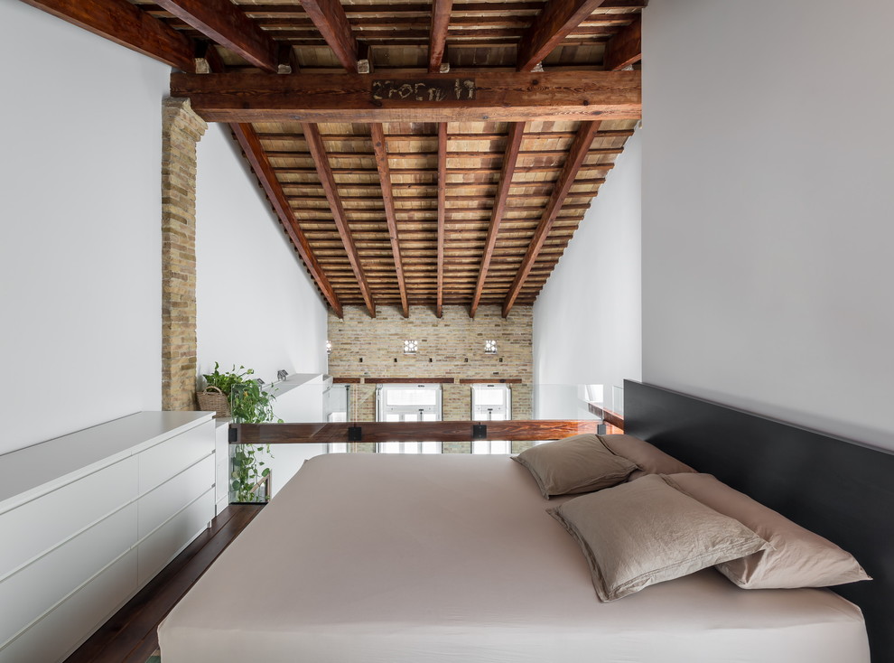 バレンシアにある中くらいなエクレクティックスタイルのおしゃれな主寝室 (白い壁)