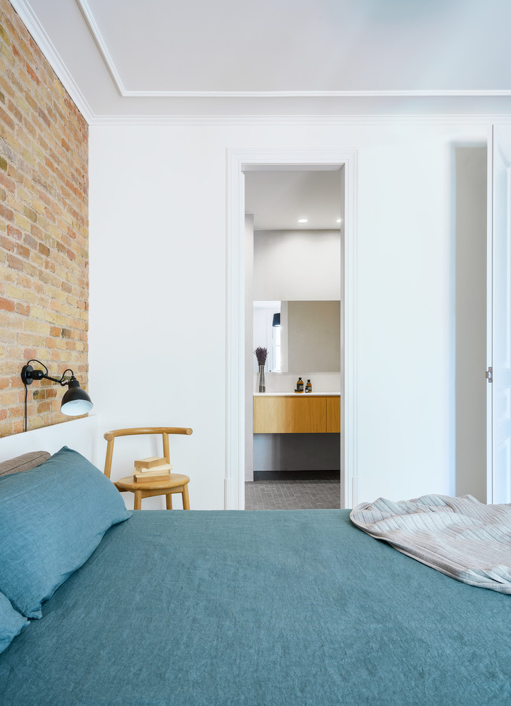 Идея дизайна: хозяйская спальня в современном стиле с белыми стенами