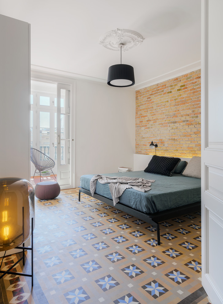 他の地域にある広い地中海スタイルのおしゃれな主寝室 (白い壁、セラミックタイルの床、マルチカラーの床)