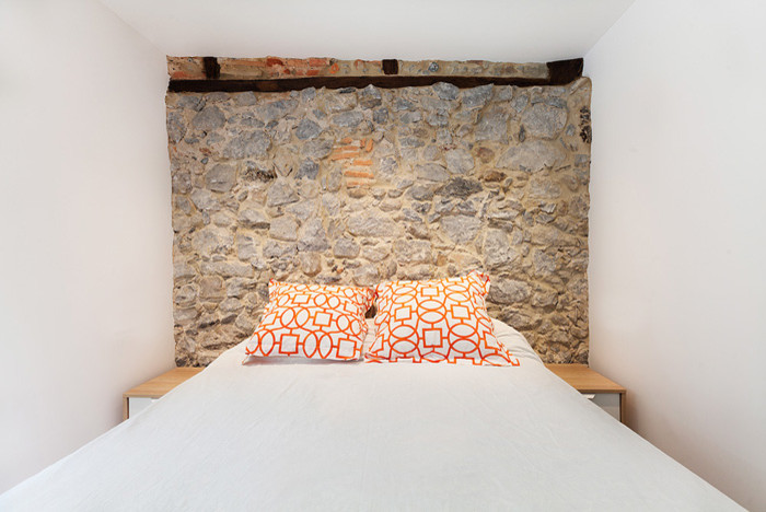 ビルバオにある小さなラスティックスタイルのおしゃれな主寝室 (白い壁、暖炉なし、茶色い床、クッションフロア、折り上げ天井) のレイアウト